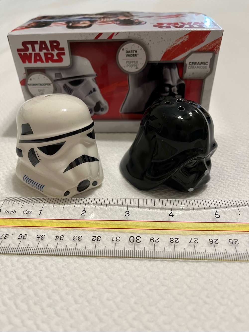 NIB Star Wars salt & Pepper Shakes.